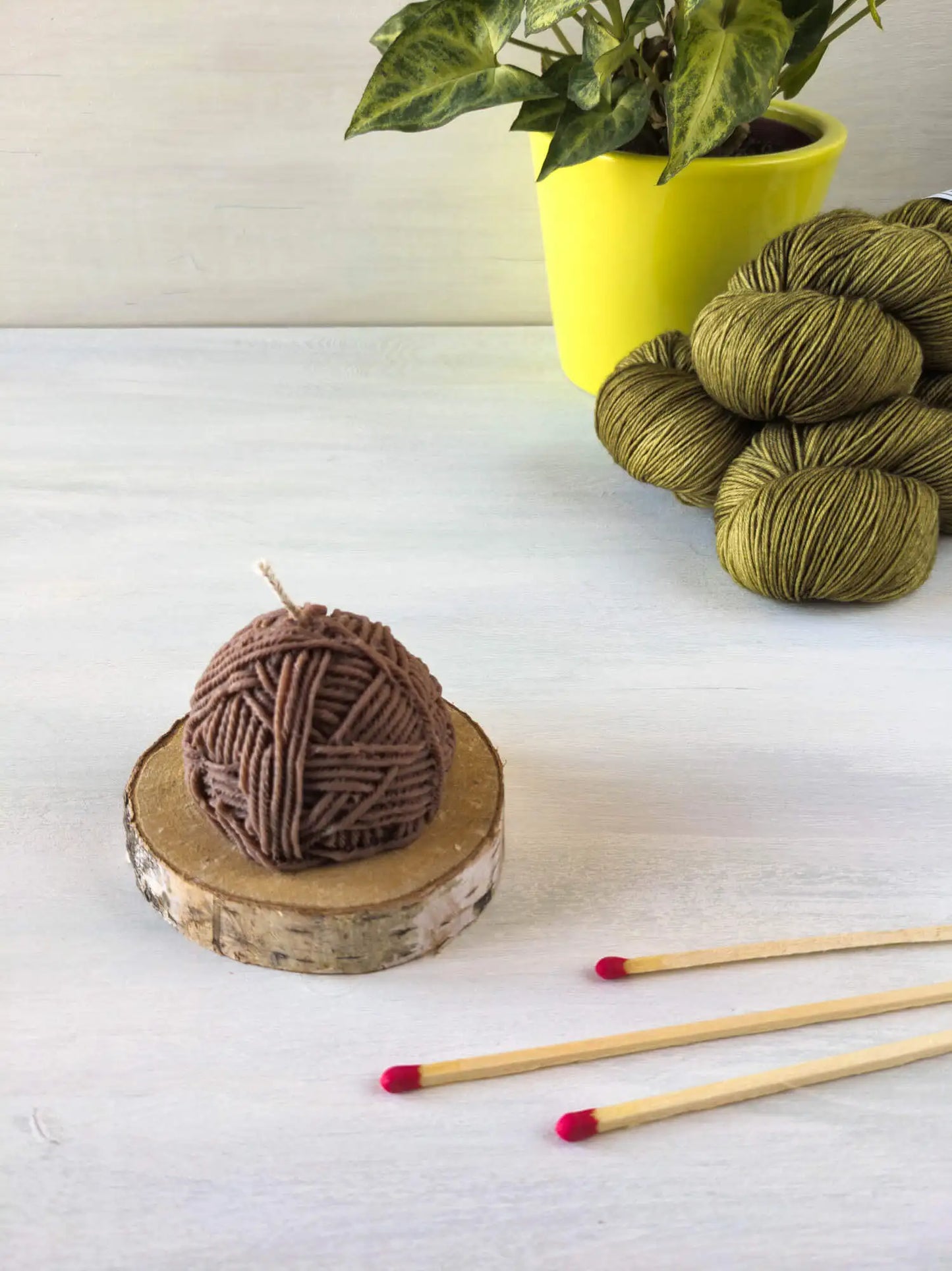 Eldora - Soy wax candle wool ball walnut brown